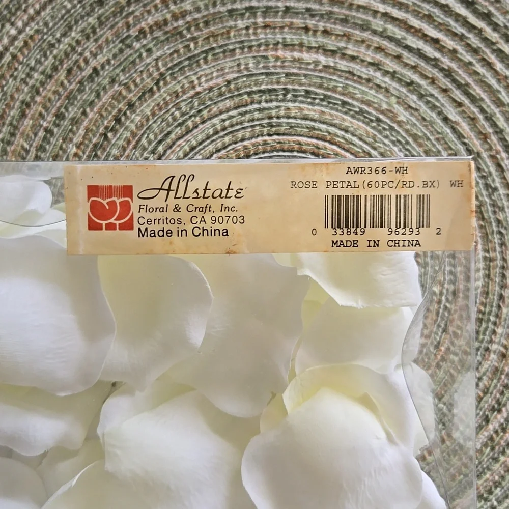 🌴3/$10. Silk rose petals